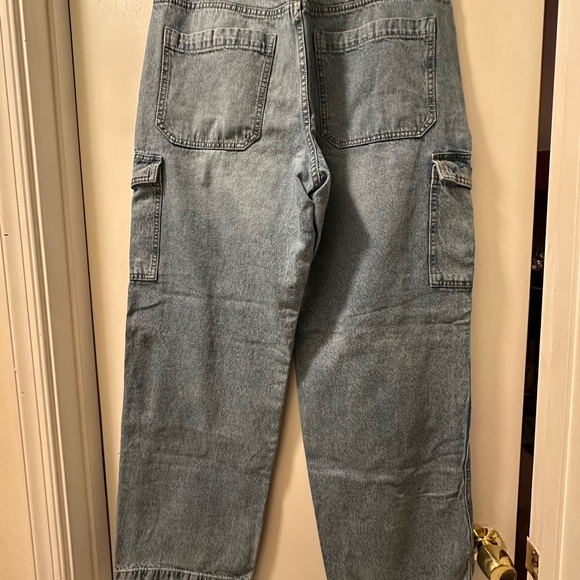 H&M cargo jeans in a light wash - Picture 2 of 5